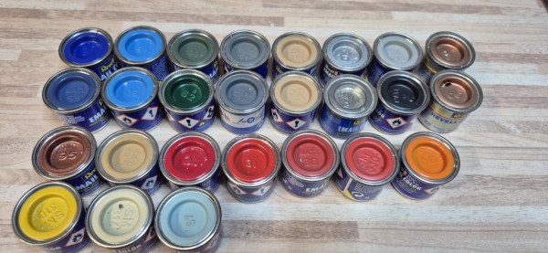 24 x ungeöffnete Farben